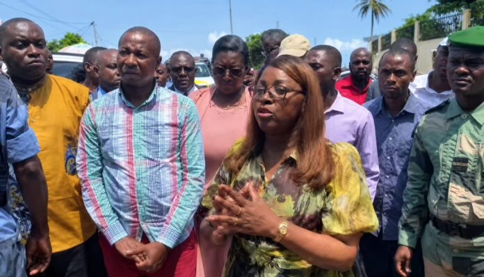 Laurence Ndong, Ministre de la Fonction publique et du Renforcement des capacités échangeant avec les membres du MNVG.