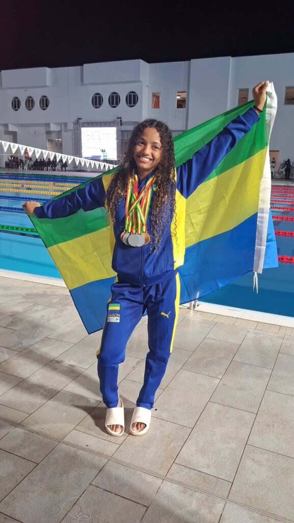Natation : L’éclatante moisson africaine de Noëlie Lacour à Dakar 1 La jeune nageuse gabonais et ses nombreuses médailles.