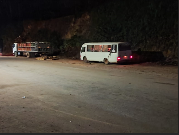 Pont d'Alembé, en pleine nuit : un bus de transport contraint de s'arrêter avec ses passagers à bord, faute d'aire sécurisée, en attendant le jour pour reprendre la route vers Libreville.
