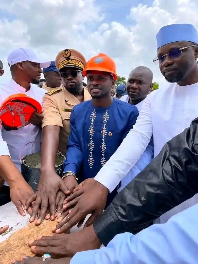 Sénégal : Sadio Mané investit dans son pays, acte d’une vraie star 1 Pose de la première pierre du projet agricole entre Sadio Mané et les autorités sénégalaises.