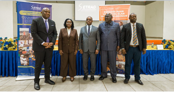 Photo de famille à l’issue de la signature de la convention de partenariat stratégique. L’Administrateur Directeur Général de la SETRAG, les maires des communes de Libreville, Owendo et Ntoum, et le représentant de l’Autorité de Régulation des Transports Ferroviaires posent pour la postérité.