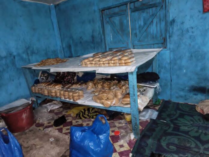 Le site de production de galettes contrôlé par l’AGASA à Ntoum, dont les conditions d’exploitation ont conduit à la fermeture des lieux.