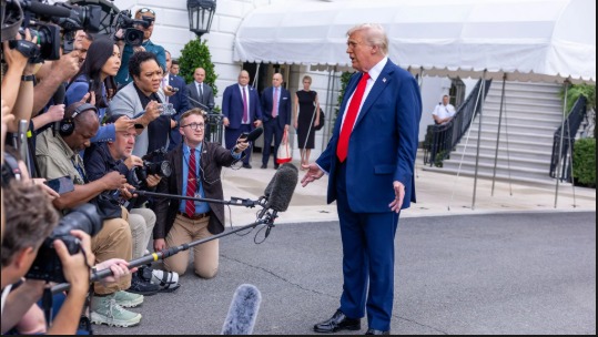 Trump exclut CNN, MS Now et Politico de la Maison Blanche, mais toute la presse américaine fait bloc pour défendre sa liberté.