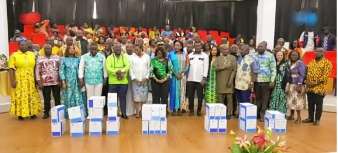 Photo de famille : Laurence Ndong entourée des secrétaires généraux, des directeurs centraux des ressources humaines et des représentants des différents départements ministériels, à l’occasion de la remise des 32 793 actes administratifs aux ministères sectoriels.