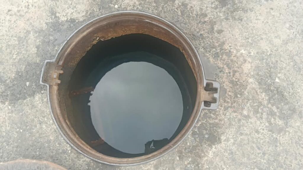 Gabon : Un puits au milieu de la route, danger ou atout précaire pour les habitants de Saint-Georges ? 1 Une vue du puits.