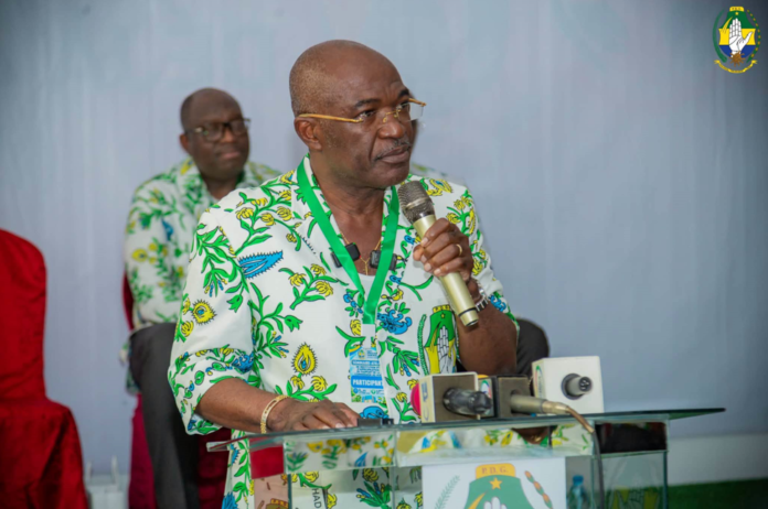 Le président du PDG, Blaise Louembé, lors de son allocution d’ouverture du séminaire-atelier consacré à la réappropriation des recommandations de la Commission ad hoc, le vendredi 9 octobre 2026, au siège du parti.