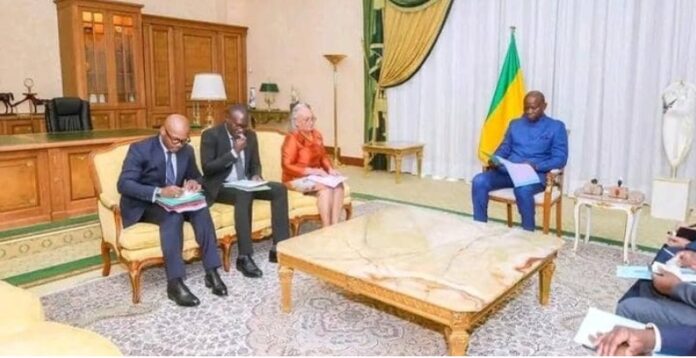 Le Président de la République, Brice Clotaire Oligui Nguema, reçoit la ministre du Travail, du Plein emploi, du Dialogue social et de la Formation professionnelle, Jacqueline Ilogue épouse Bignoumba, lors d’une séance de travail consacrée à la modernisation du PNPE et aux enjeux de la formation professionnelle, le 30 septembre 2026.