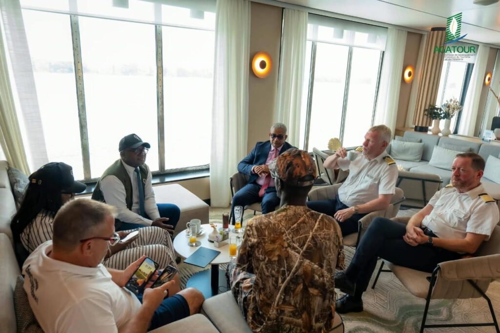 Gabon : Pour le tourisme, l’État veut s’imposer sur la carte des croisières en Afrique centrale 1 Les responsables de l’AGATOUR en séance de travail à bord du Swan Hellenic.