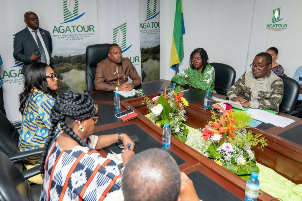 Gabon : Pour la relance du tourisme, Axel Jesson Denis Ayenoue visite à l’AGATOUR 1 La délégation ministérielle et les responsables de l’AGATOUR réunis autour des enjeux de développement et de promotion du tourisme au Gabon.