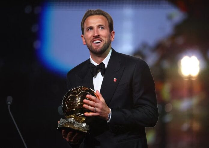 Harry Kane avec son trophée du Ballon d’or, à Londres, le 26 octobre 2026.