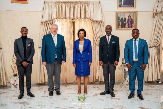 Le Dr Marie-Madeleine Mborantsuo, présidente de l’Université Internationale de Libreville Berthe & Jean (UIL-BJ), entourée de ses hôtes, à l’issue de l’audience consacrée aux préparatifs de la Conférence internationale Afrique–Europe sur l’insolvabilité, le mercredi 14 octobre 2026, à Libreville.