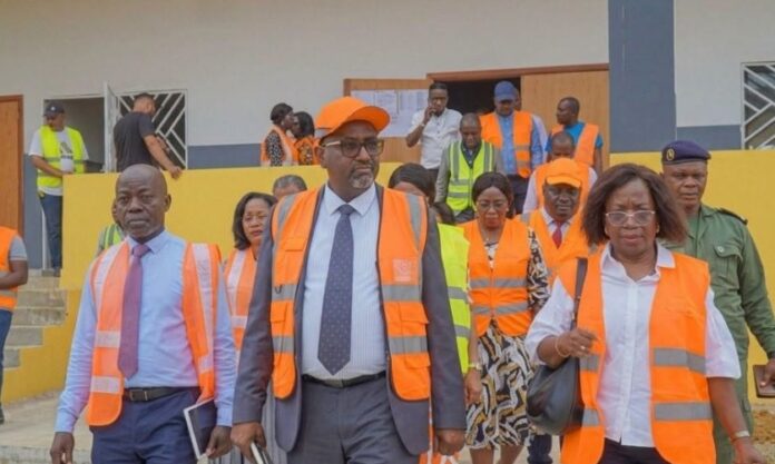 Le Pr Charles Edgar Mombo, au premier plan, lors de la visite de terrain consacrée au suivi des travaux de rénovation et d’extension du campus de l’USS à Owendo.