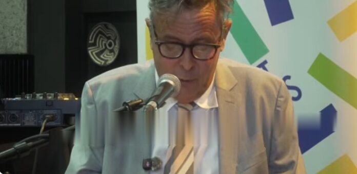 Le directeur de l’Institut français du Gabon (IFG), Gilles Ganivet, lors de son allocution à la soirée de lancement de la saison culturelle 2026-2027, le 8 octobre 2026, au siège de l’institution.