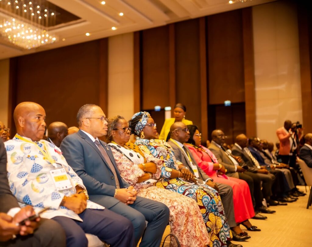Gabon : À l’ère de la Vᵉ République, la dignité des aînés érigée en priorité nationale 1 Les agents de la CNSS avec en tête le Dr Olivier Rebienot Pellegrin lors de la JNRPA.