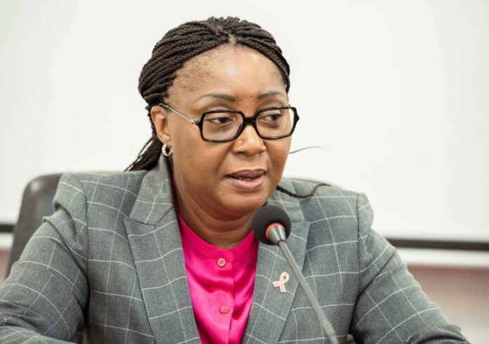 La ministre des Affaires étrangères, Marie Edith TASSYLA-YE-DOUMBENENY, devant les sénateurs.