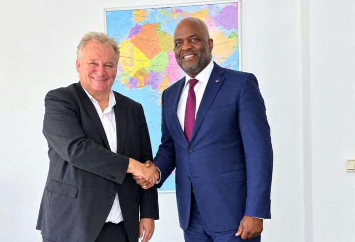 Bruxelles, 6 octobre 2026 : l'Ambassadeur du Gabon, S.E.M. Regis Immongault (à droite), reçu en audience par S.E.M. Peter Maddens, Ambassadeur-Directeur Afrique subsaharienne du SPF Affaires étrangères belge, pour ouvrir une nouvelle séquence de coopération bilatérale en vue de 2027.