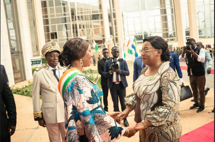 Kandia Kamissoko Camara, présidente du Sénat ivoirien (à gauche), recevant son homologue gabonaise, Huguette Nyana Ekoume Epse Awori Onanga (à droite), à l’occasion de l’ouverture de la 2ᵉ session ordinaire 2026 du Sénat de Côte d’Ivoire, à Yamoussoukro, le 12 octobre 2026.