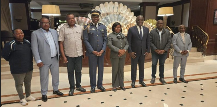 Bruxelles, 7 octobre 2026. A son arrivée, la Ministre d’État, Ministre de la Défense nationale, Brigitte Onkanowa, pose avec l’Ambassadeur Regis Immongault, entourés des membres de la délégation gabonaise et de l’Ambassade.