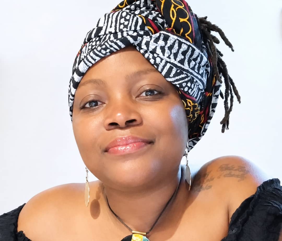 Ngouo Bela, coautrice de la bande dessinée gabonaise SIKÔLO’O, œuvre aux côtés de sa fille pour promouvoir la lecture et sensibiliser les jeunes aux enjeux de société.