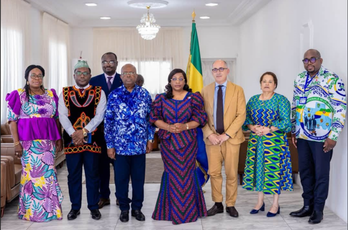 Photo de famille à l’issue de l’audience accordée par la présidente du Sénat, Huguette Nyana Ekoume épouse Awori Onanga (au centre), au Médiateur de la République et à la délégation de l’Organisation internationale de la Francophonie (OIF), le vendredi 9 octobre 2026.