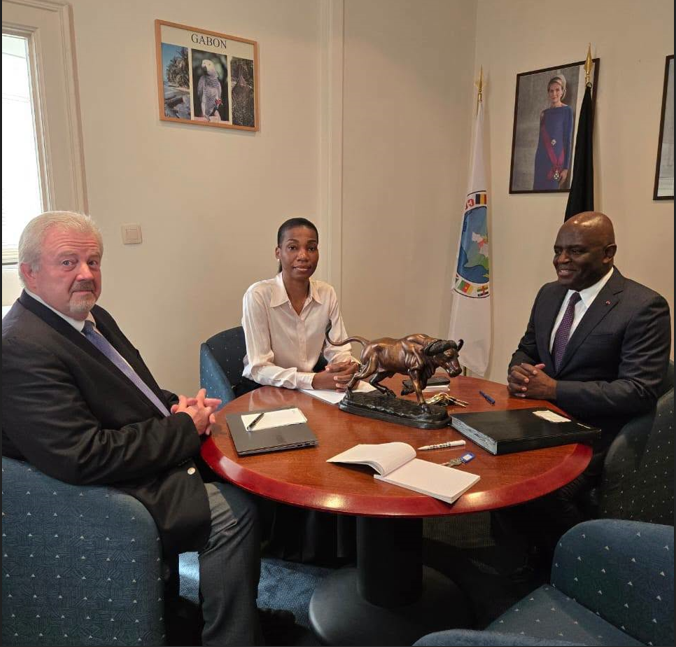 De droite à gauche : S.E. Eudes Régis Immongault-Tatangani, Ambassadeur du Gabon en Belgique ; Dr. Laëtitia Makita-Ngadi, Présidente de Semen Africa Consulting ; Me Werner Derijcke, Président du Comité scientifique de la Conférence Internationale Afrique–Europe sur l'Insolvabilité.